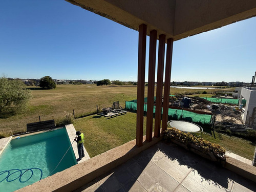 Casa En Venta 5 Dormitorios Mas Playroom Canton Golf Escobar