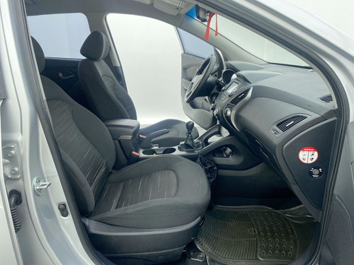 Imagen 22 de 25 de Hyundai Tucson Ix35 Gl 2.0 Mecanico