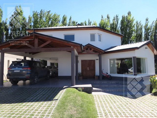 Casa Venta La Comarca, Centenario, 3 Dormitorios (suite), 4 Baños, Quincho-garaje Y Amenities