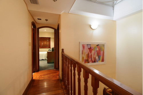 Venta Casa 5 Ambientes Jardin Y Cochera Playroom