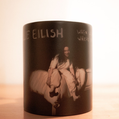 Imagen 1 de 5 de Taza Magica Billie Eilish. Diseño Asleep. Único Modelo