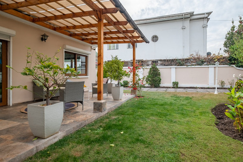 Casa Con 527 M2 De Terreno, Remodelada, Piscina, 5 Dorm.