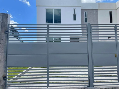 Linda Casa Nueva X Estrenar Esquinera En Ibarra, Se Puede Recibir Carros X Parte De Pago, Sector Muy Seguro Y Tranquilo