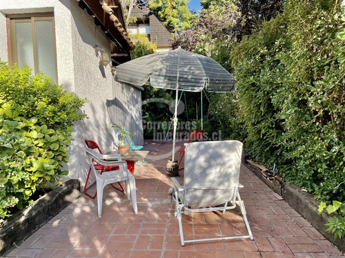 Acogedora Casa En Venta De 6 Dorm. En Los Domínicos, Piscina