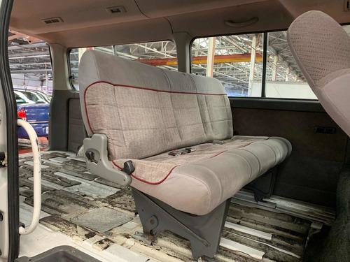 Imagen 9 de 12 de Nissan Urvan Pasajeros Std 5 Vel Ac 2012