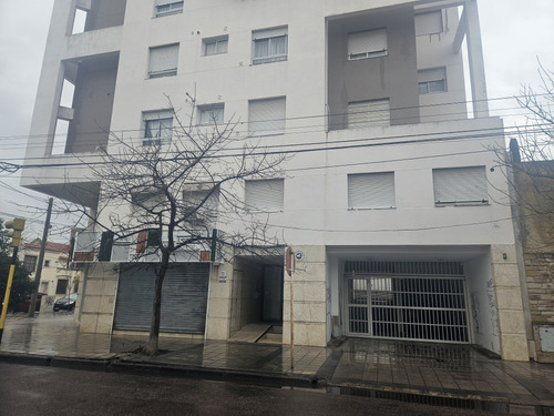 Departamento De 2 Dormitorios Con Cochera. Un Baño.