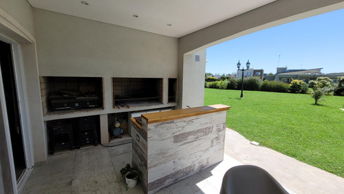 Casa En Venta En El Barrio Santa Rita Canning San Vicente