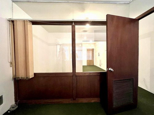Amplia Oficina En Venta En Ciudad Vieja Montevideo