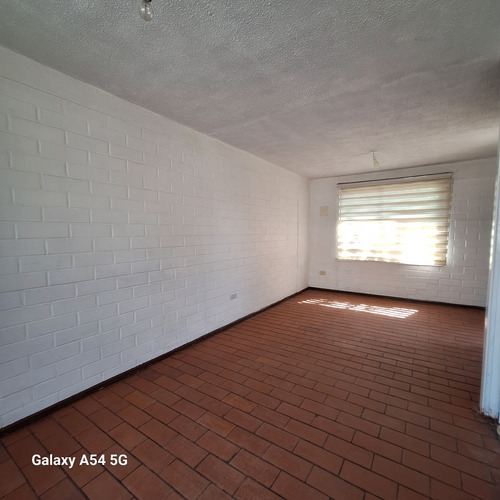 Se Vende Cómoda Casa 2 Pisos/3d/1b/ Amplio Patio Y 3 Est.