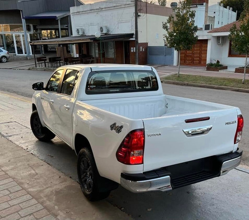 Imagen 5 de 15 de Toyota Hilux D/cabina 2.8 Tdi Sr 4x4 0km My2023 C/ Crucero
