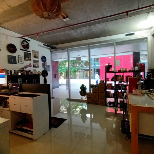 Local En Arriendo Con Terraza De Uso Y Goce