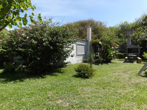 Casa 2 Dormitorios, Gran Jardín Con Sombra. Cerca De Playa