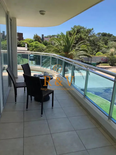 Apartamento De 1 Dormitorio En Torre Con Servicios, Cerca Del Mar - Venta, Punta Del Este