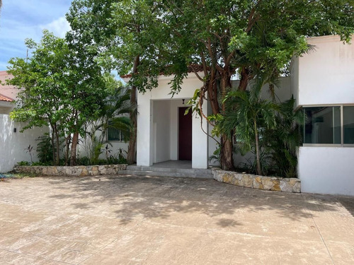 Venta Casa De Un Piso En Esquina Con Amplio Terreno, Temozon Norte