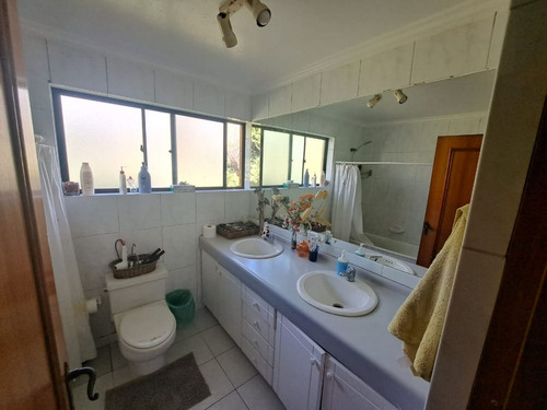 Casa Estilo Chilena, Con Magestuoso Jardin Dentro Del Mejor