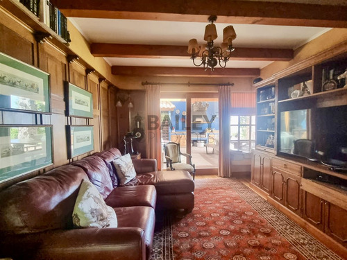 Casa En Venta De 5 Dorm. En Concón