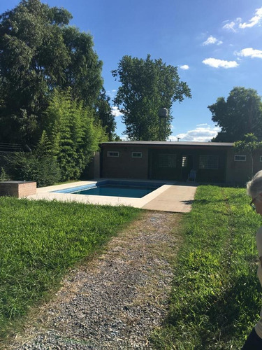 Imagen 3 de 8 de Muy Linda Casa Con Amplio Parque Y Pileta