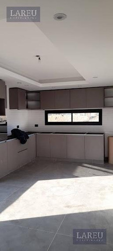 Imagen 3 de 17 de Casa En Venta - Barrio El Canton, Puerto