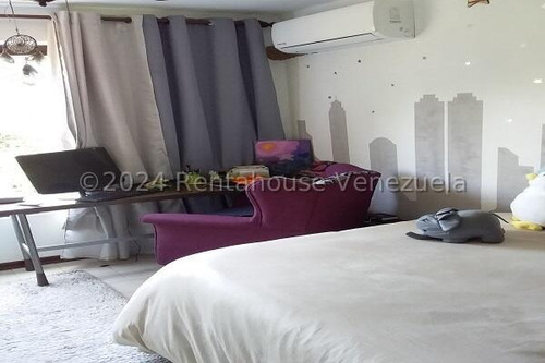 En Venta Casa Varios Niveles Ubicada En Buena Zona Del Hatillo 24-28093