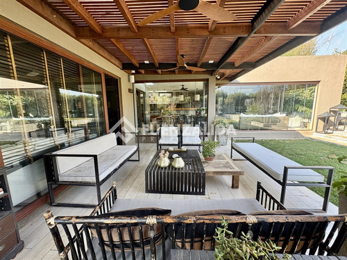 Casa En Venta De 5 Dorm. En Colina