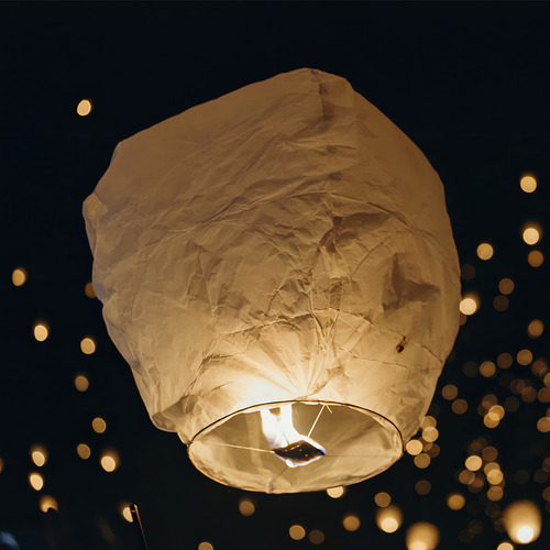12 Globos de Cantoya fabricados en papel China 80 X 37 cm para elevar incluye parafina y mechero
