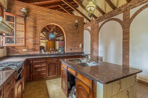 Casa · En Venta · 2 Plantas, 6 Ambientes · Con Amplio Terreno A Refeccionar · Castelar