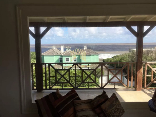 Hermosa Casa Con Vista Al Mar, En Punta Piedras 4 Dormitorios Y Dependencia ,con Piscina Y Parrillero