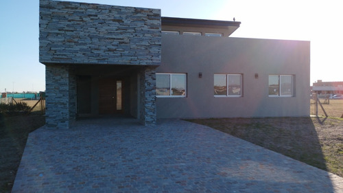 Imagen 2 de 19 de Hermosa Casa En Barrio San Felipe Con Pileta