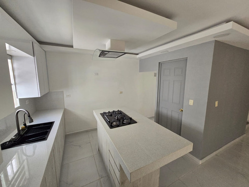 Casa En Fraccionamiento Privado, 3 Recámaras, 2.5 Baños, Doble Cochera, Vigilancia 24/7, Cocina De Cuarzo