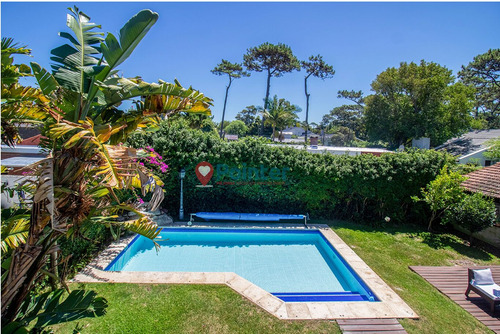 Casa En Venta - 5 Dormitorios Y Servicio - Playa Mansa - Punta Del Este