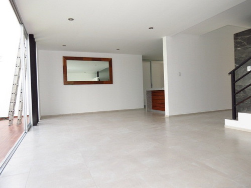 Imagen 2 de 14 de El Refugio - Casa En Calle Abierta, Con Amplio Jardín. Venta