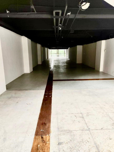 Polanco, 708m2, Amplios Espacios Abiertos, Muy Iluminada, Sala De Juntas, 3 Privados, 6 Estacionamientos, Vigilancia 24 Horas, 3 Elevadores. Excelente Ubicación. El Precio Es Más El Mantenimiento