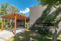 Comprar Gray House- Propiedad Ideal Para Vivir Todo El Año. Dos Dormitorios, Dos Baños. Jardín Con Hermosa Piscina Para Disfurtarla.