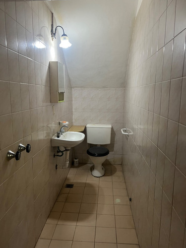 Casa En Planta Alta Con Locales En Pleno Barrio San Carlos