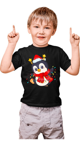 Playera Unisex Navideña De Pingüino Con Bufanda Roja