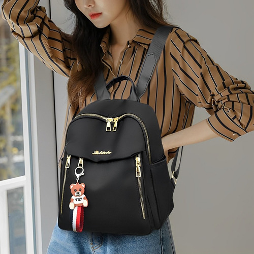 Mini Bolsa TokShop Mochila Feminina Pequena De Costas Com Chaveiro Cor Preto Desenho Do Tecido Liso Com Detalhes Exclusivos