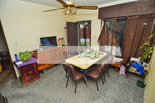 Casa En Venta En La Unión 2 Dormitorios Con Patio Al Frente Y Fondo Con Cochera Propiedad Horizontal