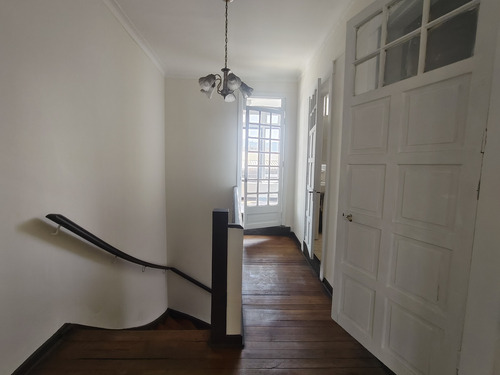 En Pleno Barrio Italia , Vivir Arriba Y Emprender Abajo