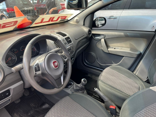 Imagen 8 de 8 de Fiat Grand Siena Essence 1.6 16v 2014