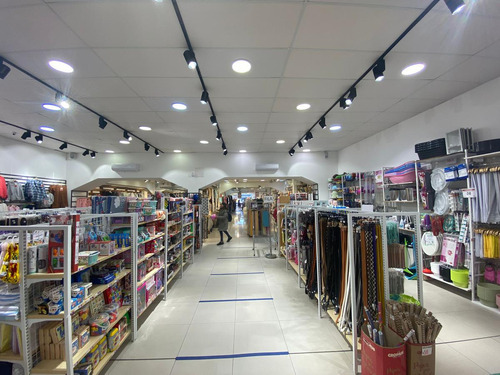 Local - Gran Local Comercial En Ituzaingo Casi Peatonal Sarandí, 15 Mts De Frente, 880 M2 !!