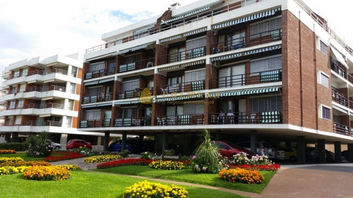 Apartamento En Muy Buena Ubicacion En Playa Mansa, De 2 Dor, 2 Baños Con Balcon. Consulte!!!!!!!!-ref:1785
