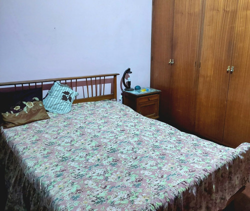 Casa De 3 Ambientes Con Local Y Gran Parque En Zapata Al 700, Banfield Oeste