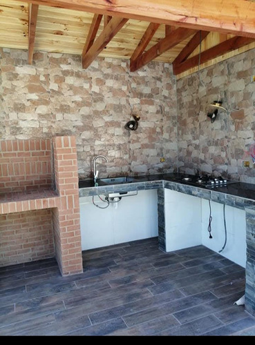 Exclusiva Residencia De 350 M² Con Piscina Y Quincho.
