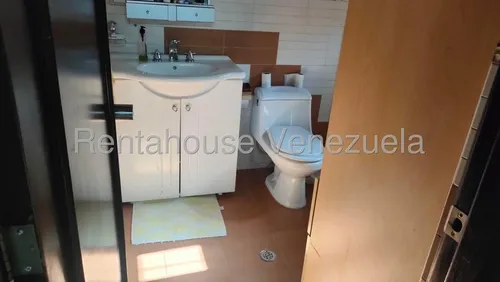Agp Fabulosa Casa Remodelada. En Venta En La Boyera, Ubicada En Calle Cerrada 25-12979 Ys