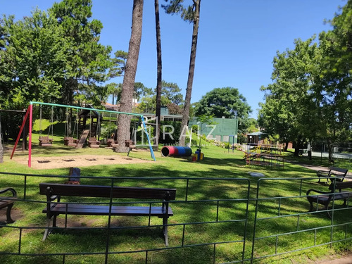 Encantador Apartamento En Arcobaleno, 2 Dormitorios Con Acciones De Piscina, Cochera Y Baulera. Consultenos!