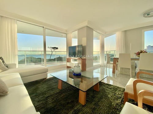 Apartamento De 4 Dormitorios En Venta En Edificio Paramount, Punta Del Este.