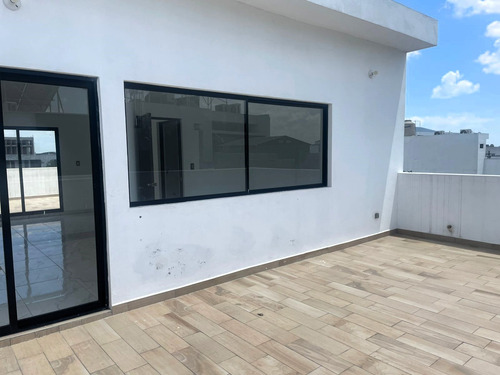 Casa En Venta En La Encomienda, Escobedo, Nuevo León Con Alberca Y Terrazas, 4 Recámaras, 3 Niveles, Alberca, Frente A Parque.