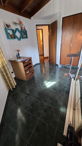 Solido Duplex De 4 Ambientes Con Cochera Y Jardin En Venta. Olivos