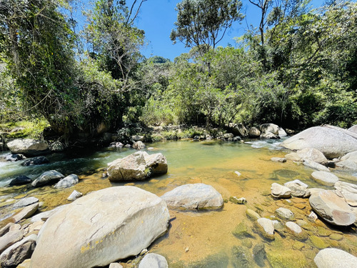 Finca Productora De 3 Hectáreas Con 2 Casas, Galpones, Peceras Y Rio  