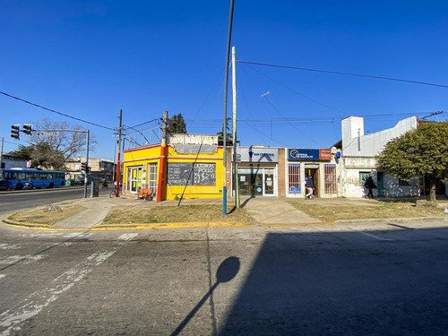 Imagen 6 de 9 de Gran Local Comercial En Esquina Con Av. Rivarola